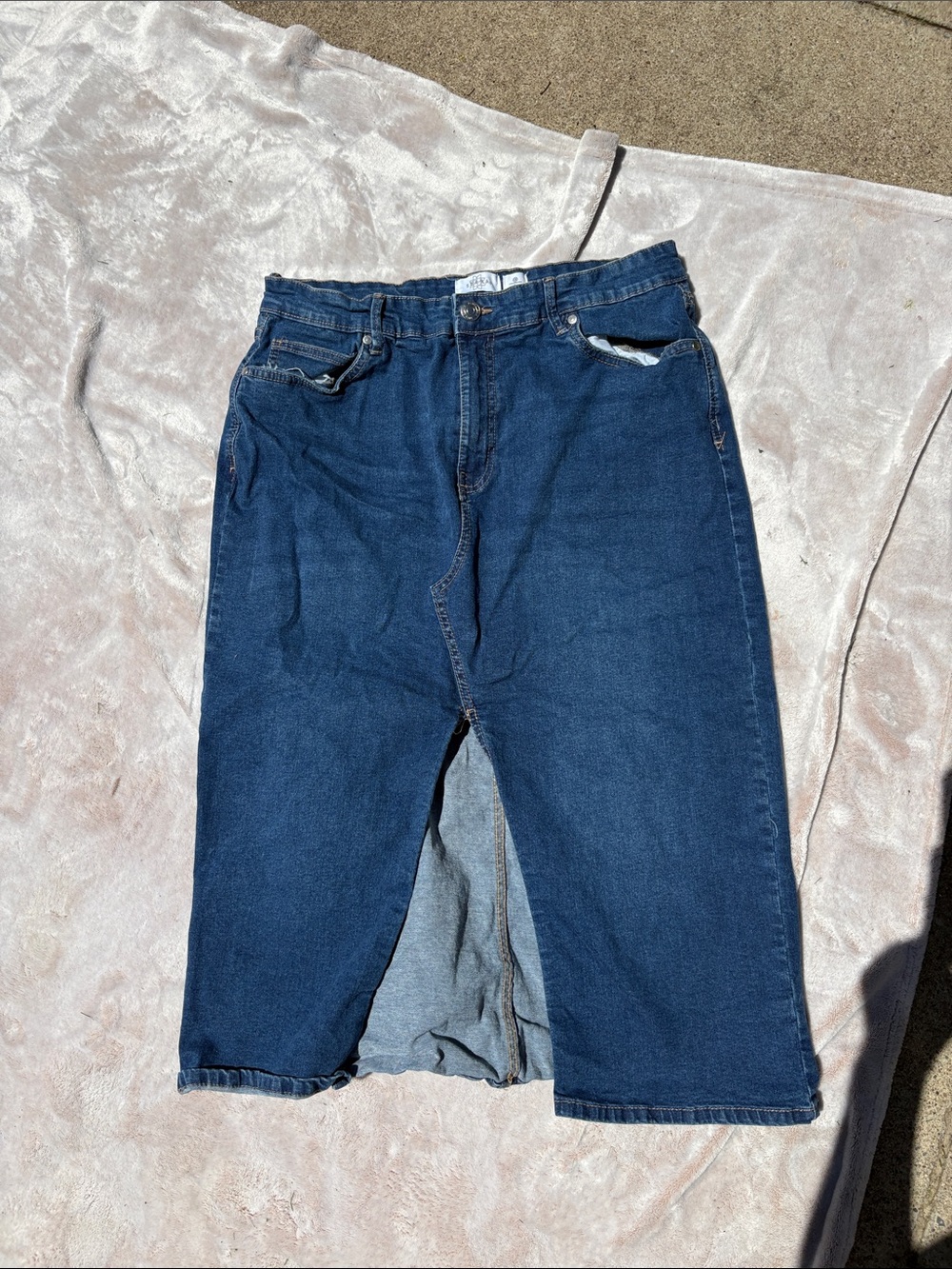Vintage-Inspired Dark Blue Denim Midi Skirt